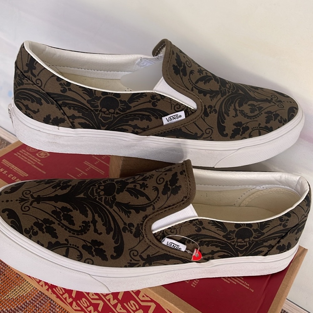 Vans WMNS Classic Slip-On
Skull Tapestry Grape Leaf
VN0A5A080FI
Sneakers - Picture 12 of 16